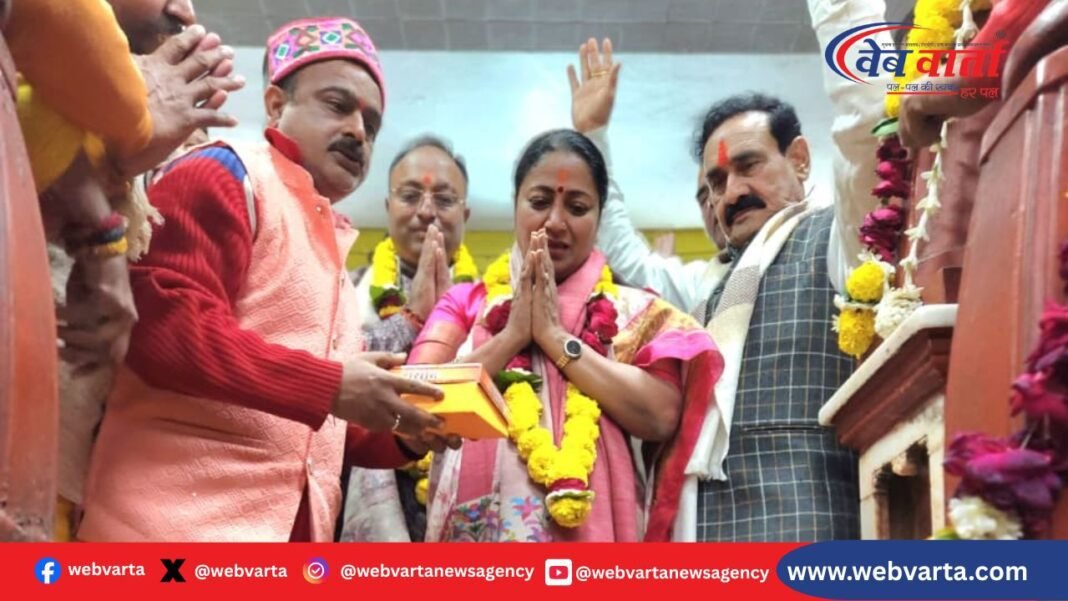 मुख्यमंत्री रेखा गुप्ता ने दतिया के पीतांबरा पीठ में की पूजा-अर्चना