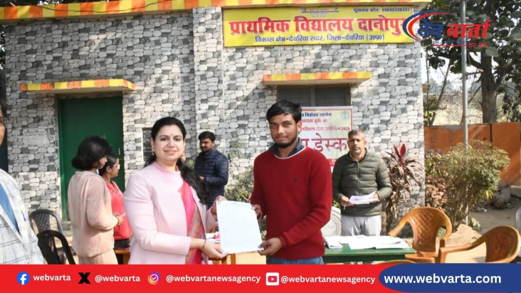 देवरिया में जिलाधिकारी दिव्या मित्तल मतदाता ड्राफ्ट सूची का निरीक्षण करते हुए।