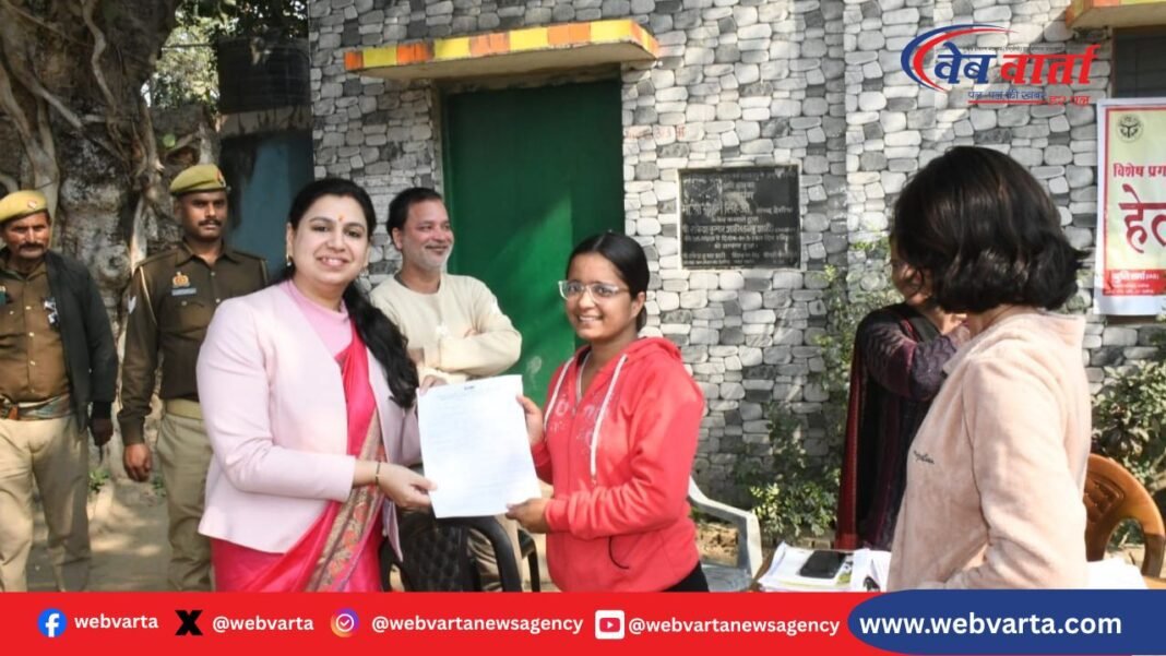 देवरिया में डीएम दिव्या मित्तल ड्राफ्ट मतदाता सूची के निरीक्षण के दौरान।