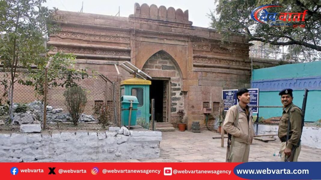 Dhar Bhojshala: धार भोजशाला में पूजा और नमाज के दौरान सुरक्षा व्यवस्था — बसंत पंचमी पर छावनी बना शहर