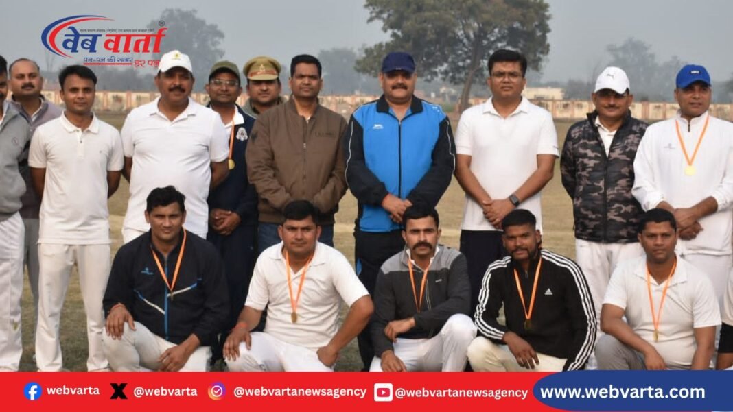 एटा में पुलिस बनाम पत्रकार मैत्री क्रिकेट मैच में पत्रकार एकादश की जीत