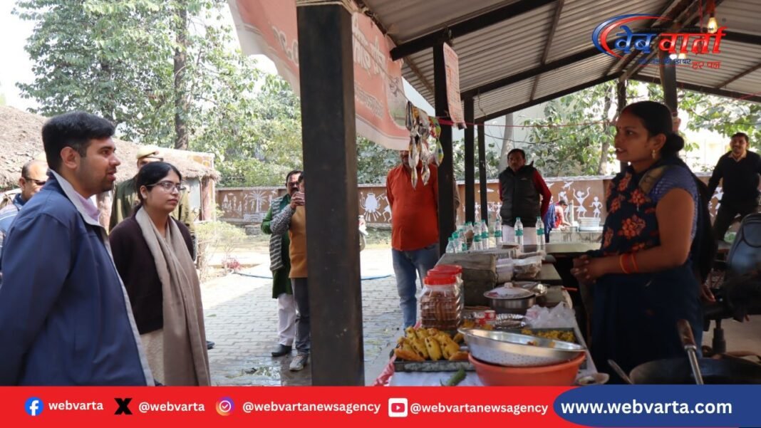 हरदोई में ब्लैकआउट मॉक ड्रिल के दौरान लाइटें बंद करते लोग