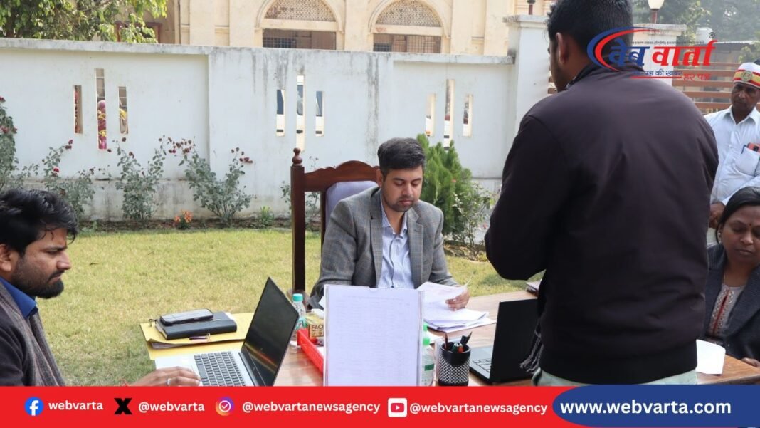 हरदोई डीएम अनुनय झा ने जन सुनवाई में विरासत और कृषक बीमा मामलों के शीघ्र निस्तारण के निर्देश दिए