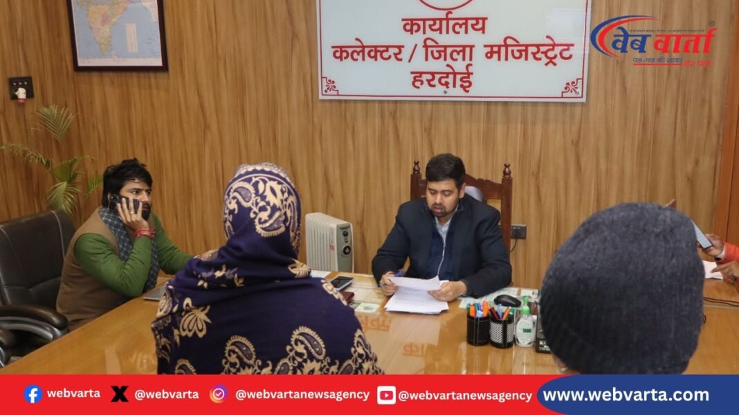 हरदोई जनसुनवाई: DM अनुनय झा ने सुनीं 93 शिकायतें