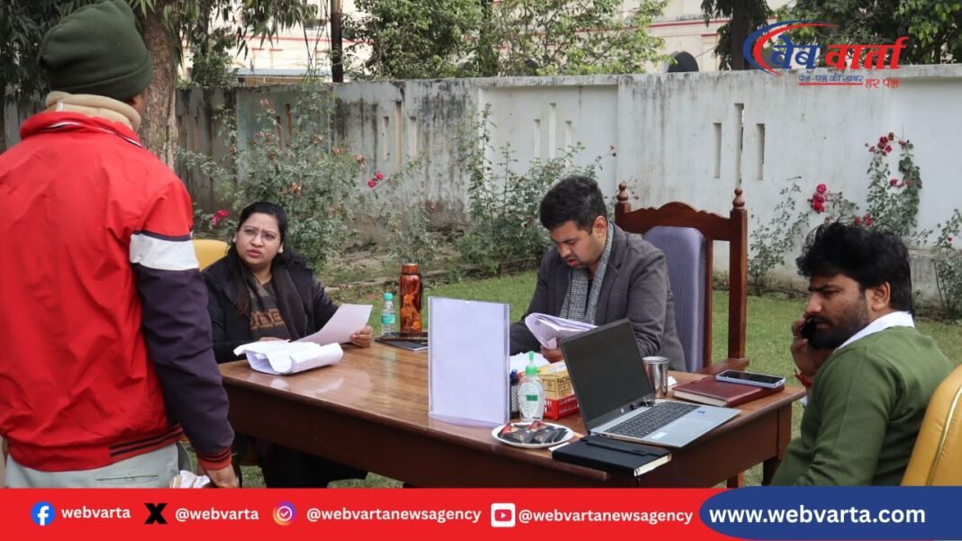 हरदोई कलेक्ट्रेट में जन सुनवाई के दौरान जिलाधिकारी अनुनय झा शिकायतें सुनते हुए