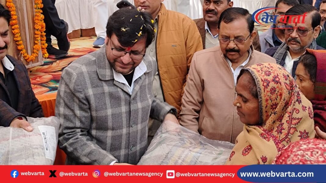 हरदोई में नगर पालिका परिषद द्वारा शीतलहर से राहत के लिए जरूरतमंदों को कम्बल वितरित किए गए।