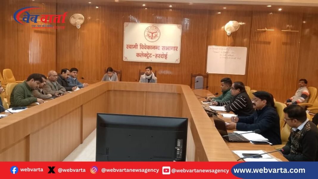 hardoi-nutrition-scam-dm-strict-action-2026 डीएम अनुनय झा पोषाहार वितरण समीक्षा बैठक में