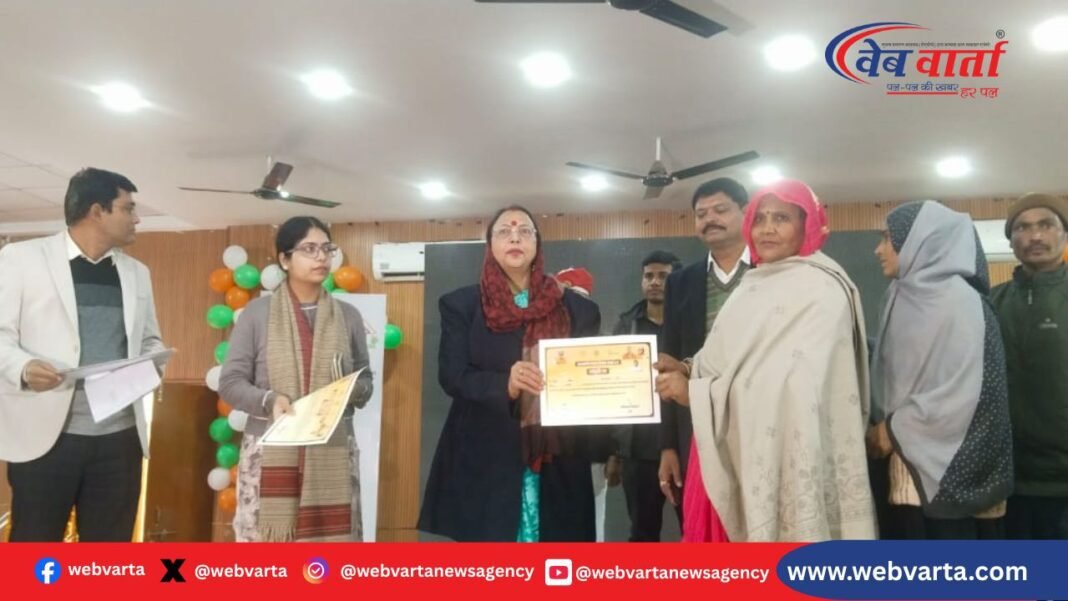 हरदोई में प्रधानमंत्री आवास योजना (शहरी) 2.0 के तहत लाभार्थियों को प्रमाण पत्र वितरित करते अधिकारी।