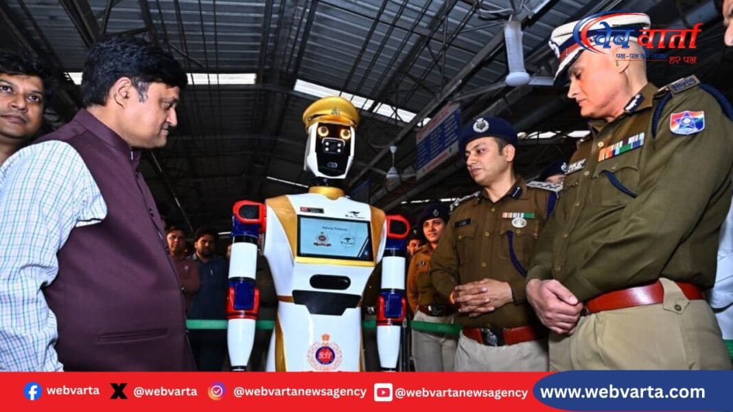 विशाखापत्तनम रेलवे स्टेशन पर यात्रियों की सुरक्षा संभालता ह्यूमनॉइड रोबोट ASC अर्जुन