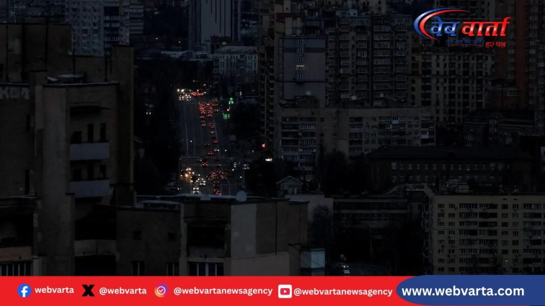 यूक्रेन की राजधानी कीव में ब्लैकआउट के बीच हजारों लोग शहर छोड़ रहे हैं, बिजली और हीटिंग ठप