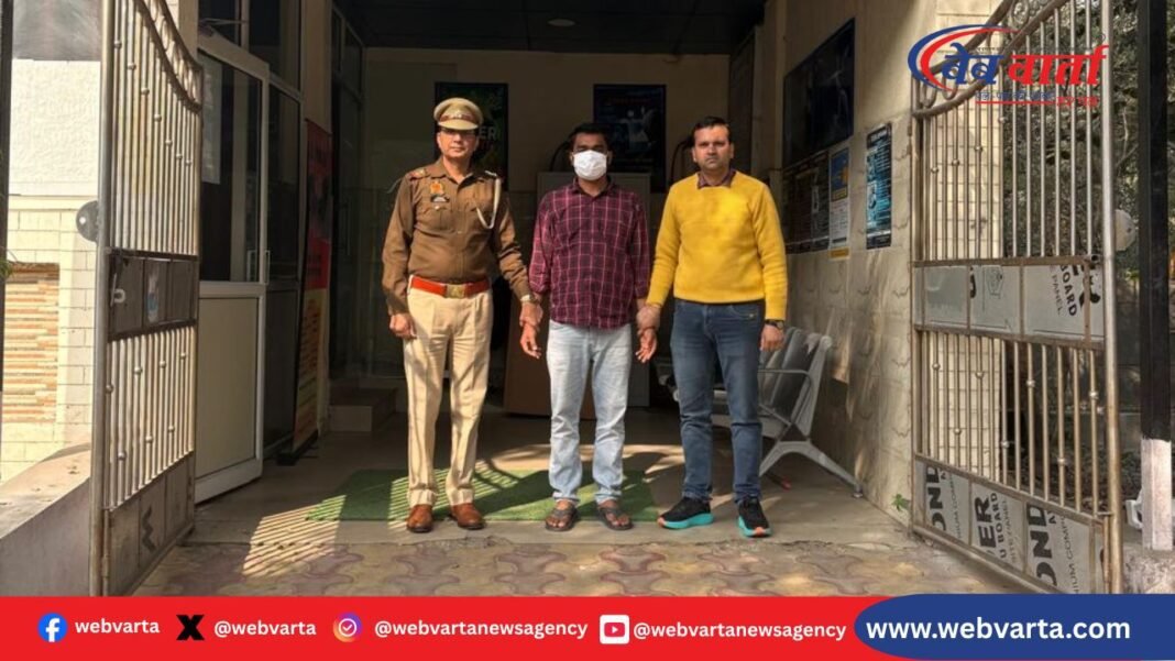 नोएडा पुलिस ने शेयर बाजार के नाम पर 12 करोड़ की ठगी करने वाले अंतरराष्ट्रीय साइबर गिरोह का भंडाफोड़ किया
