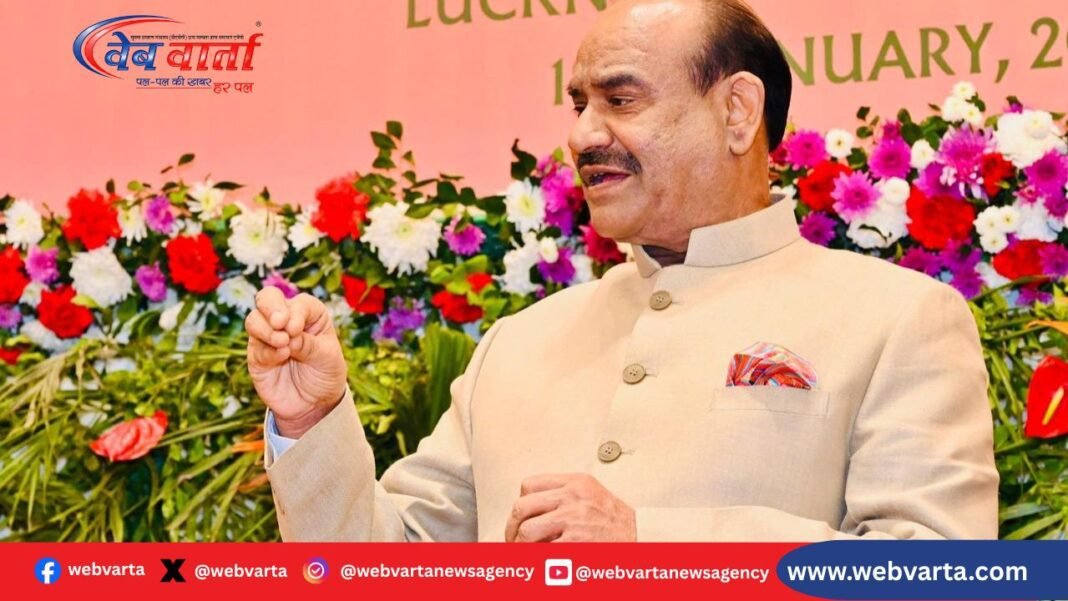 लोक सभा अध्यक्ष ओम बिरला लखनऊ में अखिल भारतीय पीठासीन अधिकारी सम्मेलन को संबोधित करते हुए