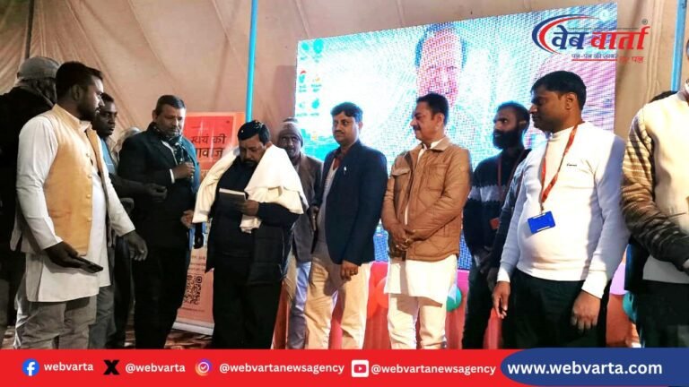 डॉ प्रेम रावत हरदोई के कन्हूयाकूबपुर गांव में शांति महोत्सव को संबोधित करते हुए