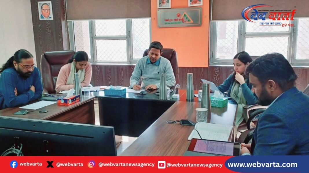 मिशन निदेशक पुलकित खरे अटल विद्यालयों के छात्रों के लिए कौशल प्रशिक्षण योजना की समीक्षा करते हुए