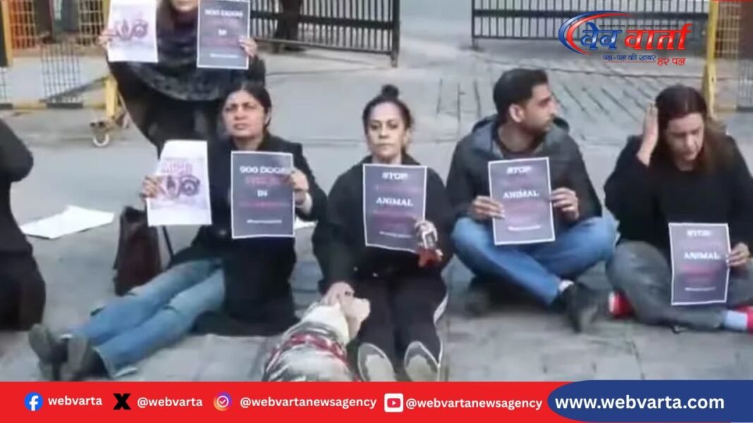 दिल्ली में तेलंगाना भवन के सामने जंतु अधिकार कार्यकर्ताओं का प्रदर्शन