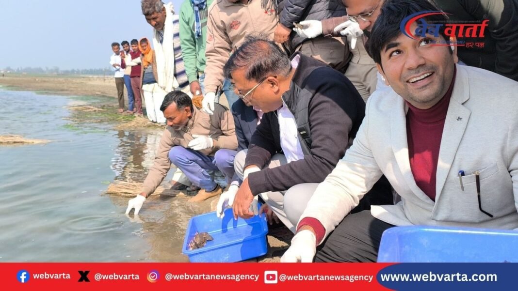 shahjahanpur-dm-releases-555-turtles-ramganga जिलाधिकारी रामगंगा में 555 कछुओं का विमोचन करते हुए