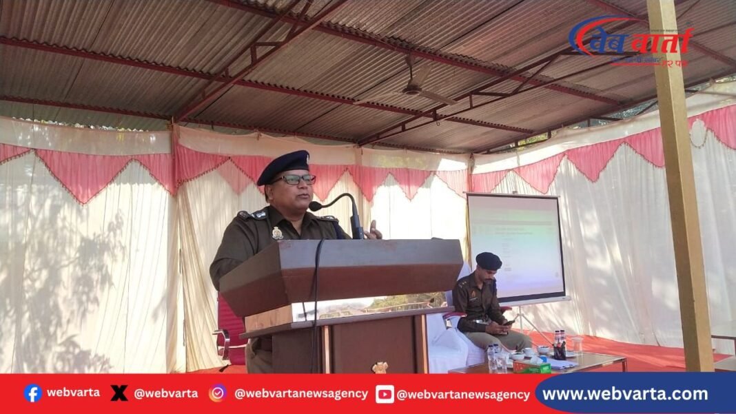 सिद्धार्थनगर पुलिस लाइन में एएसपी प्रशांत कुमार प्रसाद डिजिटल वॉरियर्स को संबोधित करते हुए।