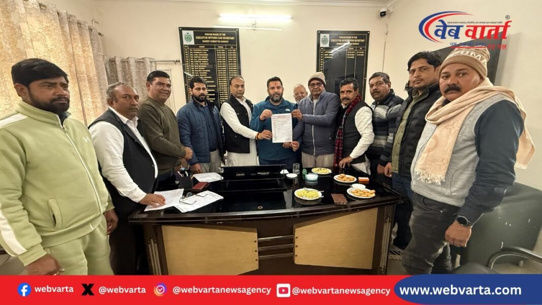 सोनीपत विधायक निखिल मदान नई अनाज मंडी में सब्जी मंडी स्थानांतरण पर व्यापारियों के साथ बैठक करते हुए