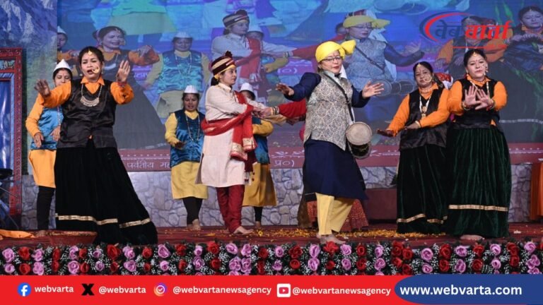 लखनऊ में आयोजित उत्तरायणी कौथिग 2026 में छोलिया नृत्य और लोकगीत प्रस्तुत करते कलाकार