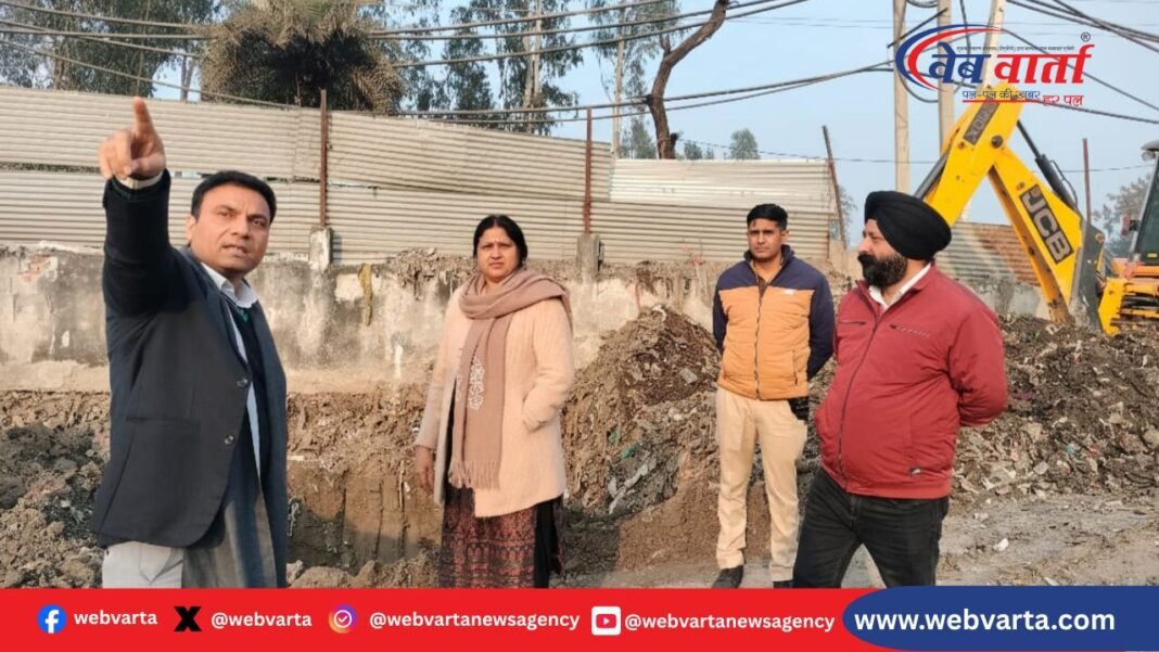 कैल कचरा निस्तारण प्लांट का निरीक्षण करती मेयर सुमन बहमनी