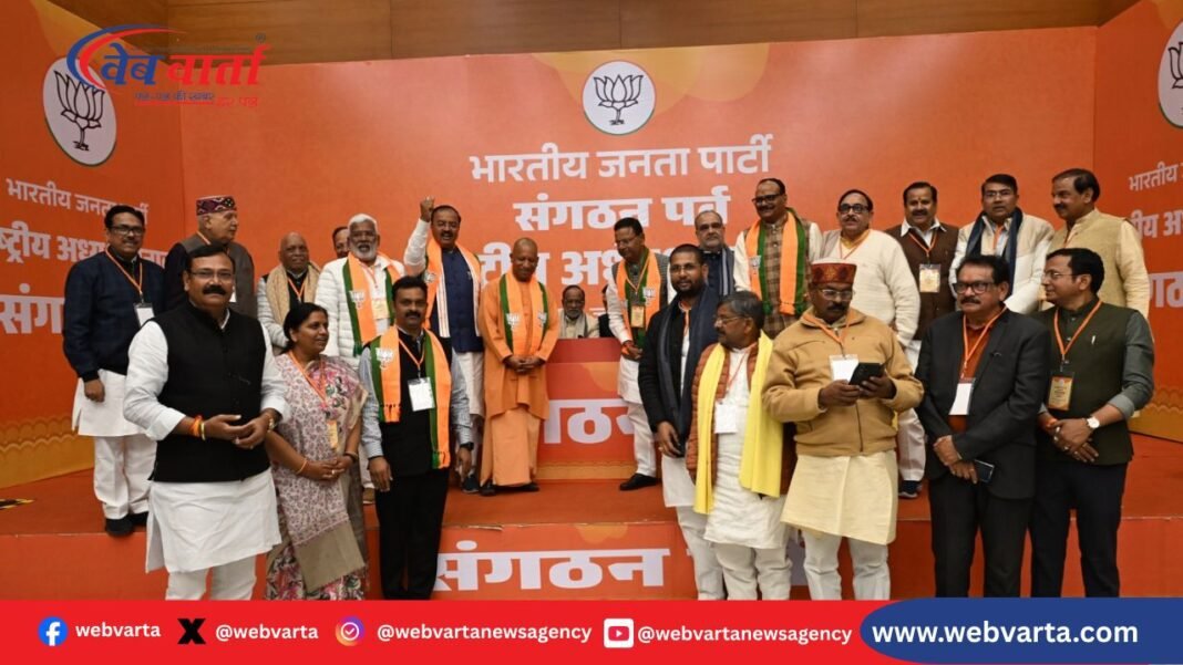 योगी सरकार की पहल से विदेश में रोजगार पाते उत्तर प्रदेश के श्रमिक