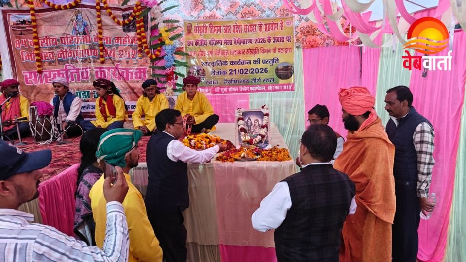 84 कोसी परिक्रमा गिरधरपुर उमरारी हरदोई में भजन-कीर्तन करते श्रद्धालु