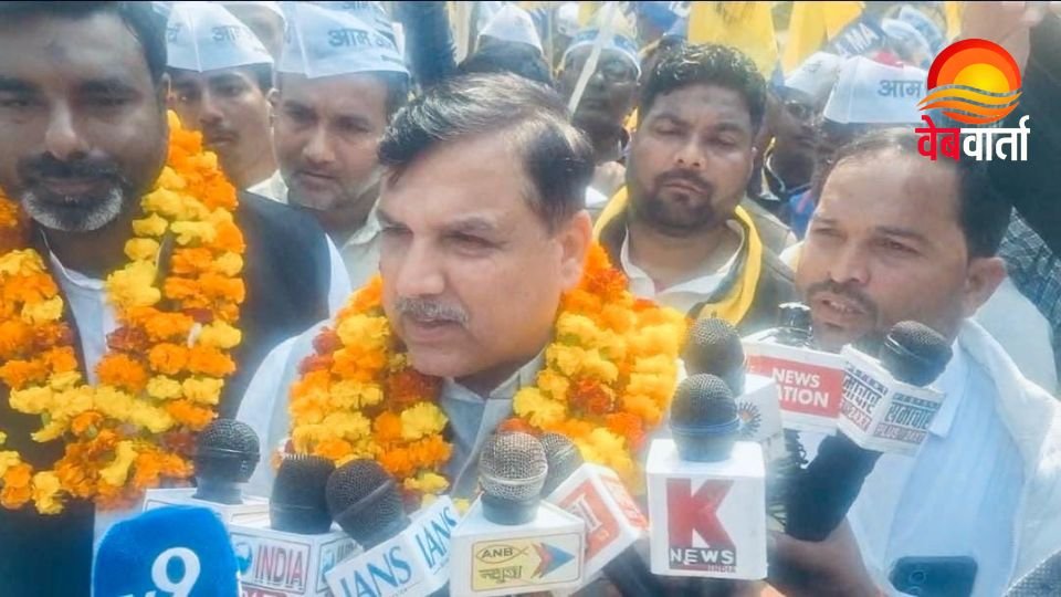 डुमरियागंज में आम आदमी पार्टी की पदयात्रा को संबोधित करते राज्यसभा सांसद संजय सिंह