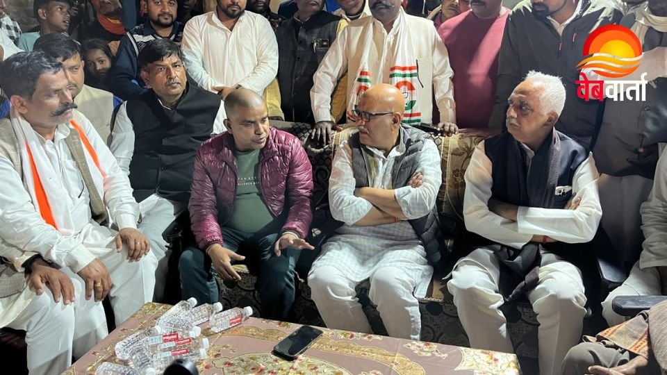 देवरिया में मृत दरोगा के परिजनों से मिलते अजय राय