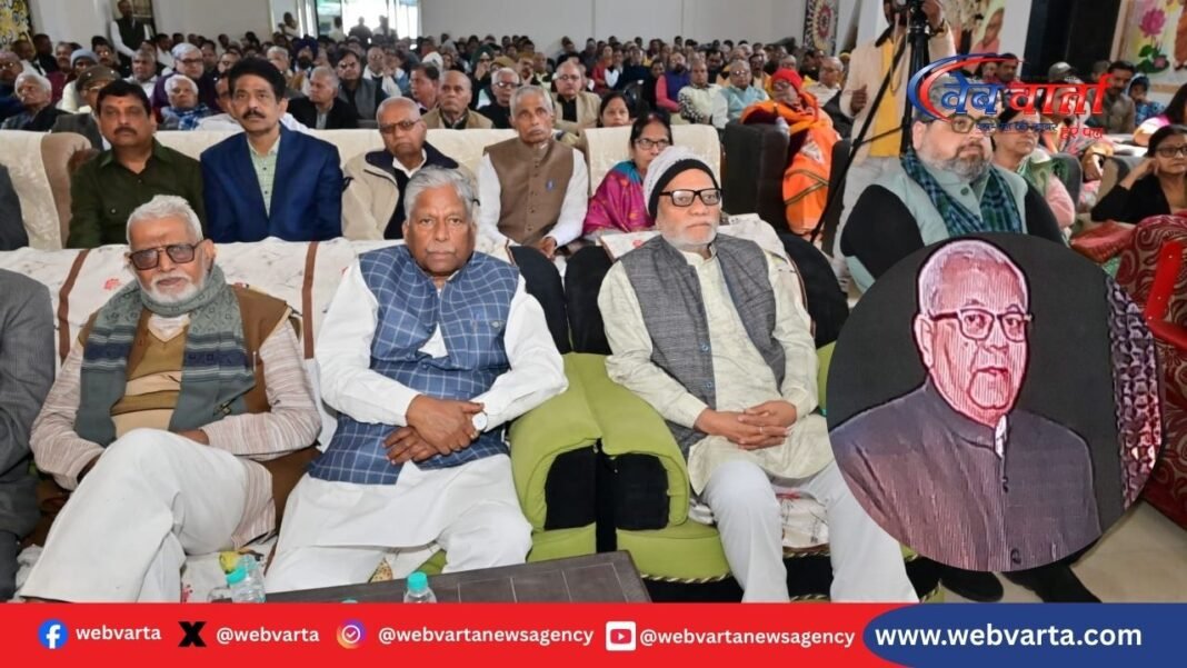 Arunesh Vajpayee Tribute Ceremony Hardoi 2026 हरदोई में अरुणेश वाजपेयी की श्रद्धांजलि सभा में पुष्पांजलि अर्पित करते लोग