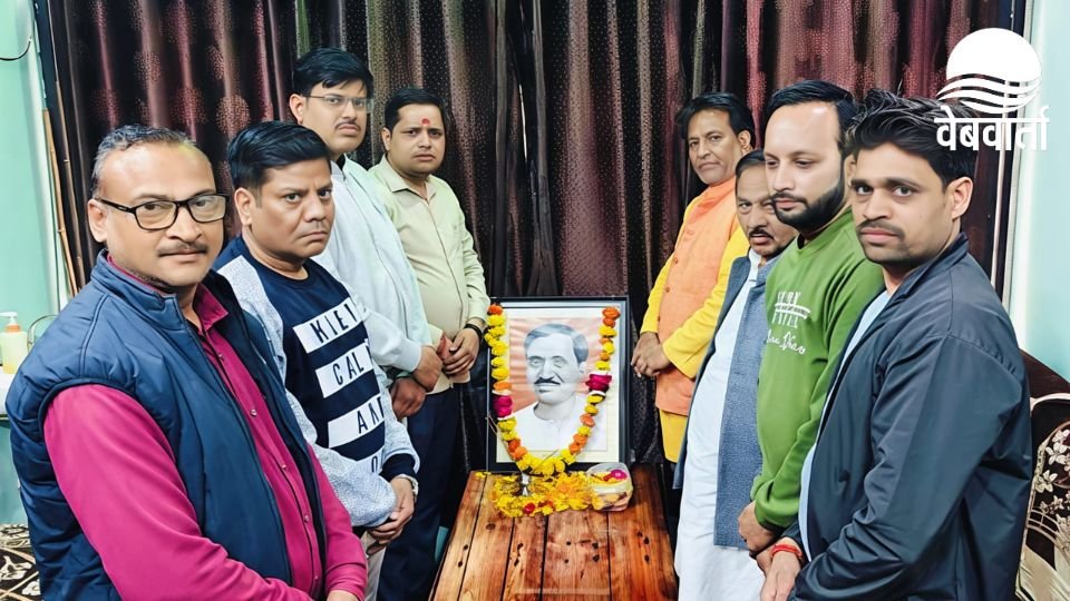 भिंड में दीनदयाल उपाध्याय की पुण्यतिथि पर श्रद्धांजलि देते भाजपा कार्यकर्ता