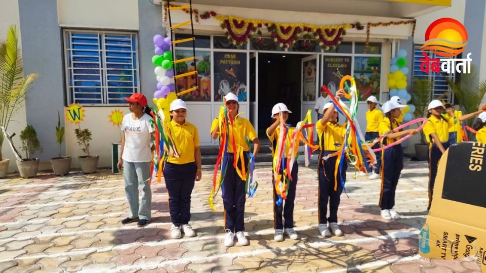 मालनपुर स्थित बचपन इंटरनेशनल स्कूल में आयोजित खेलकूद प्रतियोगिता में भाग लेते छात्र