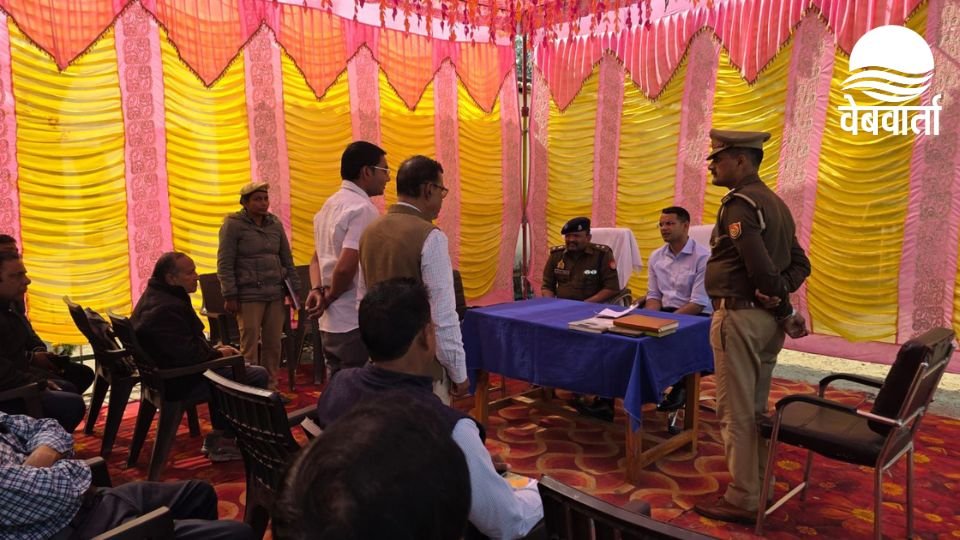 बलरामपुर में थाना समाधान दिवस की बैठक की अध्यक्षता करते जिलाधिकारी