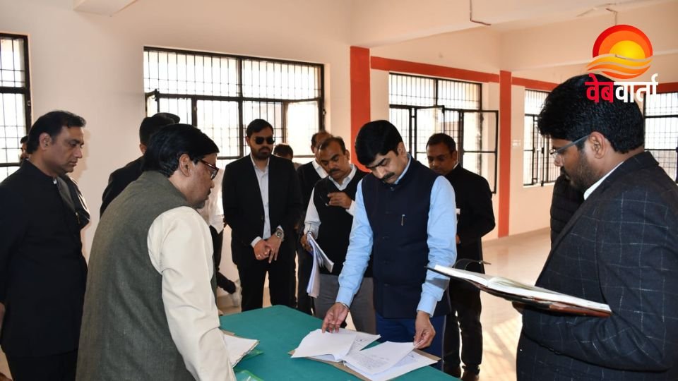 तहसील नौगढ़ का निरीक्षण करते बस्ती मंडल आयुक्त