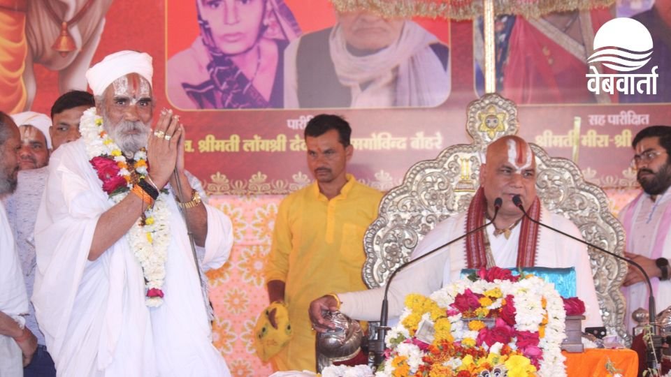 भिंड में श्रीमद्भागवत कथा के दौरान गोवर्धन लीला का वर्णन