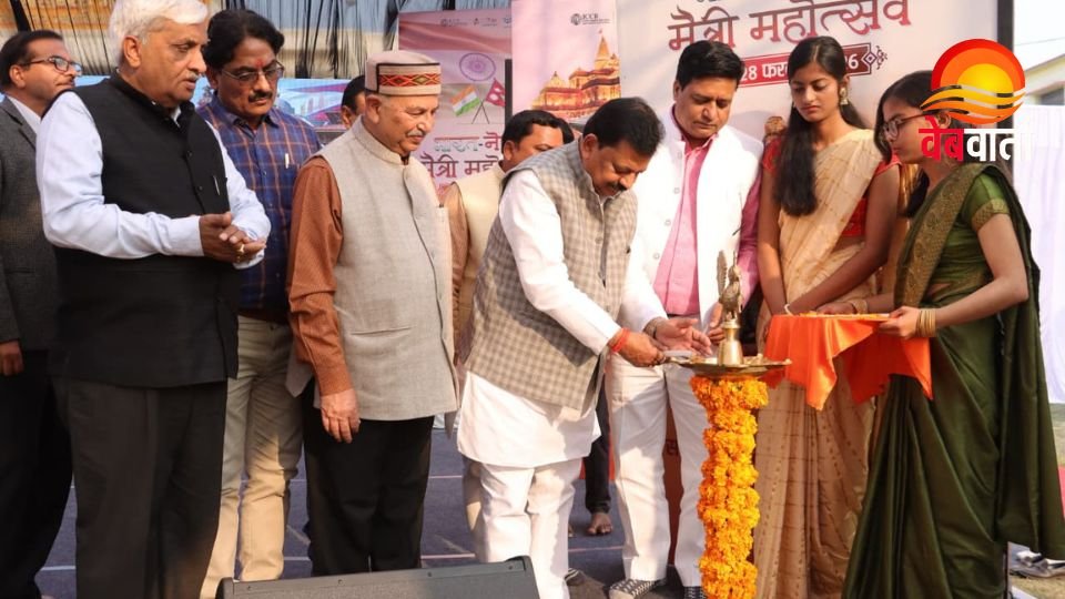 कुशीनगर में आयोजित भारत-नेपाल मैत्री महोत्सव में लोकनृत्य प्रस्तुति