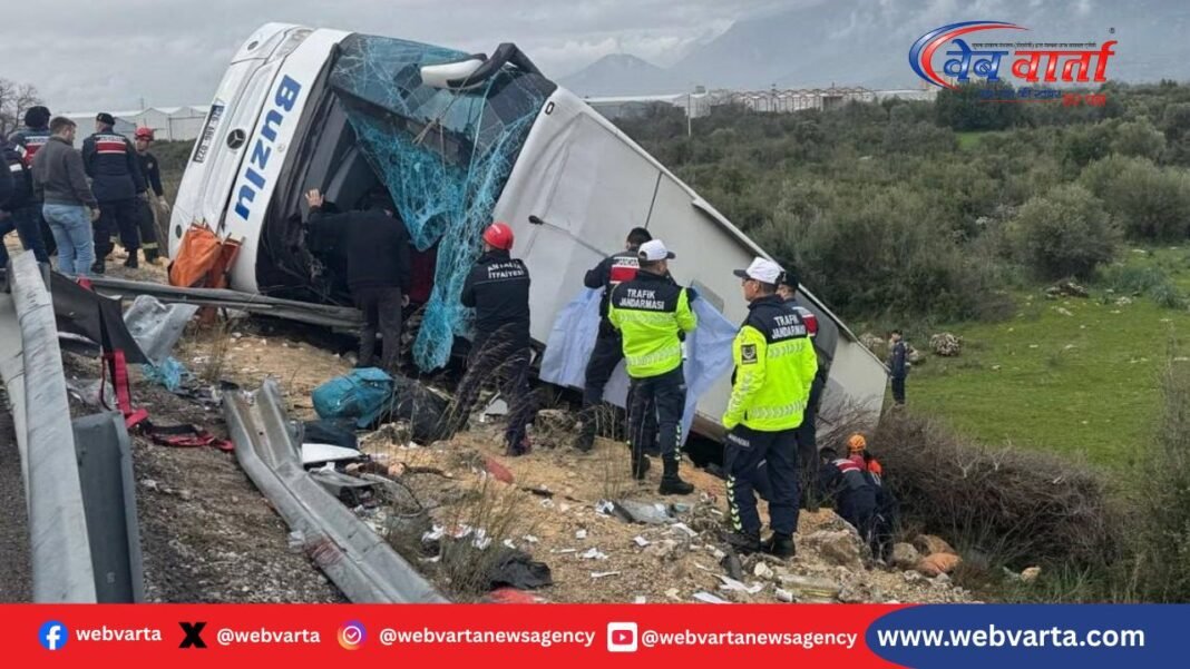 Bus Accident in Antalya Turkey तुर्की के अंताल्या प्रांत में बस हादसे के बाद राहत और बचाव कार्य