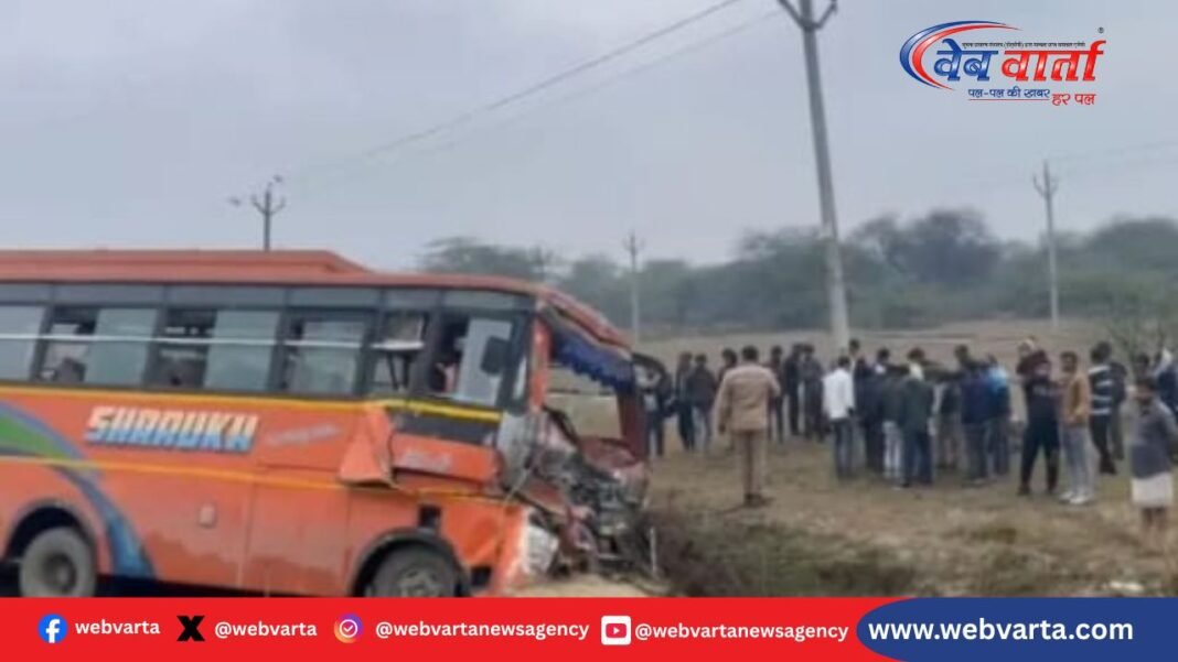 लखनऊ हरदोई हाईवे पर बस और कंटेनर की भिड़ंत