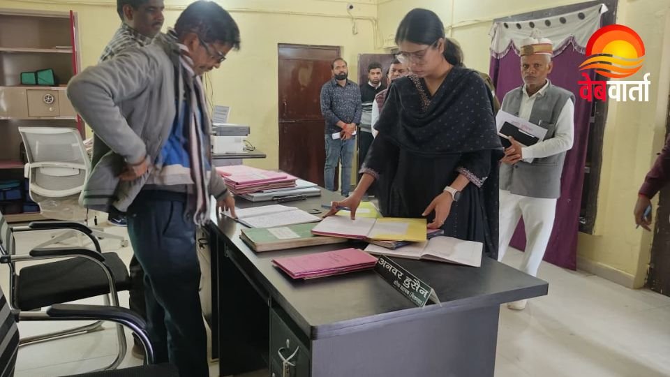 हरदोई में माधौगंज ब्लॉक का निरीक्षण करती मुख्य विकास अधिकारी