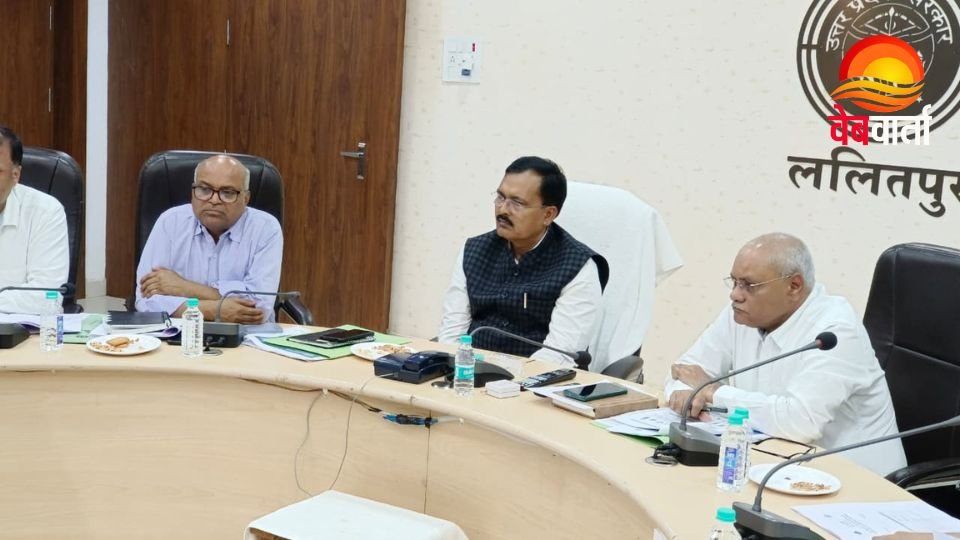 ललितपुर संडे क्लास के दौरान स्वास्थ्य विभाग की समीक्षा करते सीडीओ