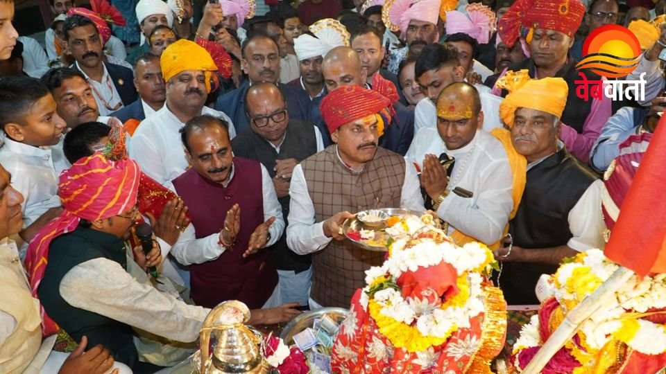 उज्जैन मालीपुरा मंदिर में शिव विवाह उत्सव के दौरान पूजा करते मुख्यमंत्री डॉ. मोहन यादव