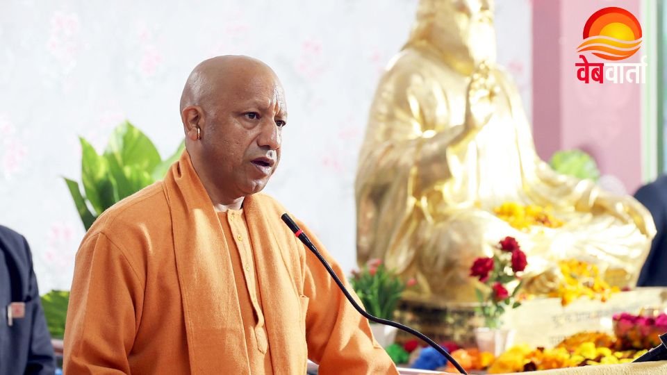 कानून-व्यवस्था की समीक्षा बैठक करते मुख्यमंत्री योगी आदित्यनाथ