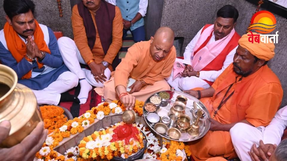 CM Yogi Rudrabhishek Gorakhnath Temple महाशिवरात्रि पर गोरखनाथ मंदिर में रुद्राभिषेक करते सीएम योगी