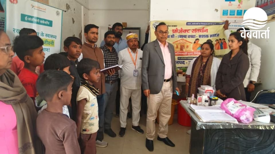 CMO Inspection During Vaccination Session Gainsadi गैंसड़ी में विशेष टीकाकरण सत्र का निरीक्षण करते सीएमओ