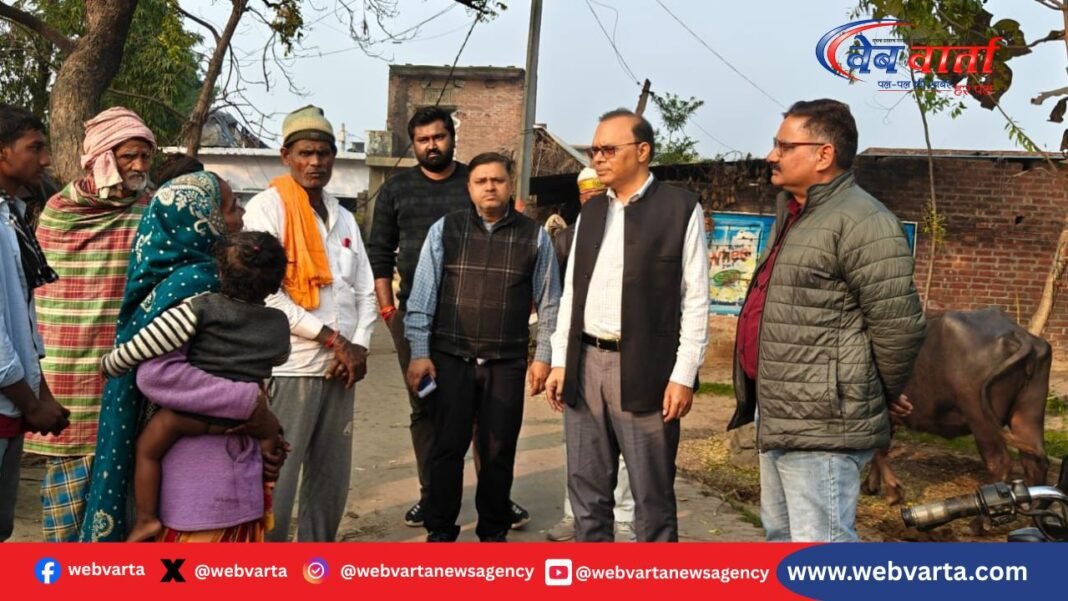 बलरामपुर में गांव का दौरा करते सीएमओ डॉ. मुकेश कुमार रस्तोगी