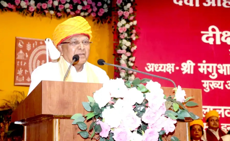 दीक्षांत समारोह में स्वर्ण पदक प्राप्त करतीं सुषमा मोघे