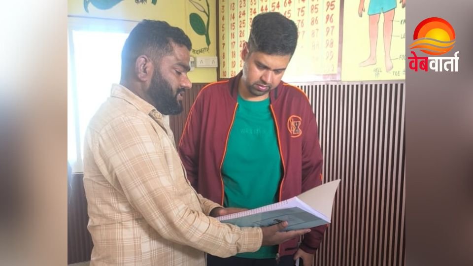 DM Anunay Jha Booth Inspection Hardoi जिलाधिकारी अनुनय झा हरदोई में बूथ निरीक्षण के दौरान मतदाता सूची की समीक्षा करते हुए