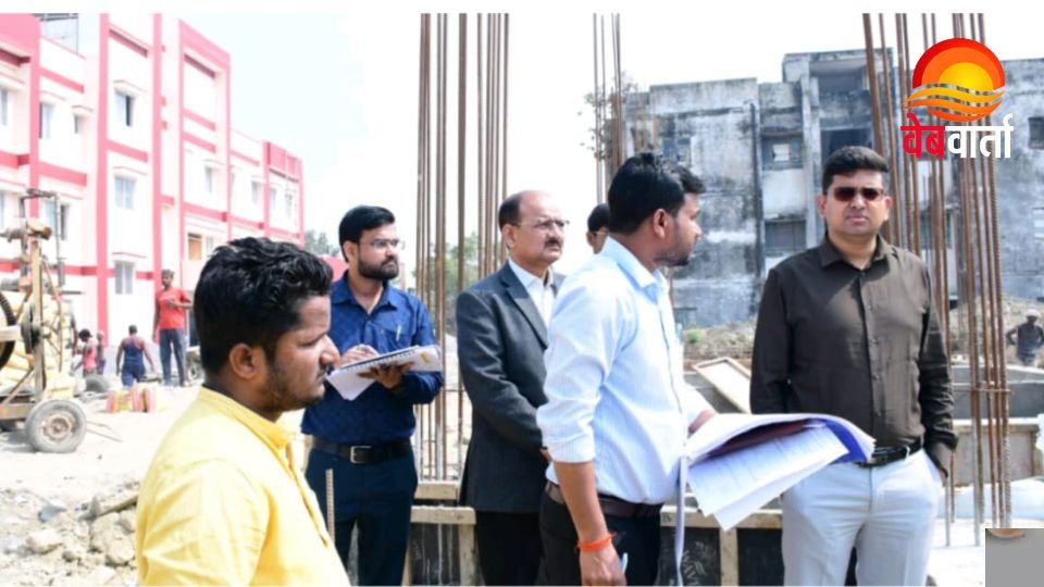 DM Inspects 200 Bed Girls Hostel Construction Site सिद्धार्थनगर मेडिकल कॉलेज 200 बेडेड गर्ल्स हॉस्टल निर्माण निरीक्षण डीएम