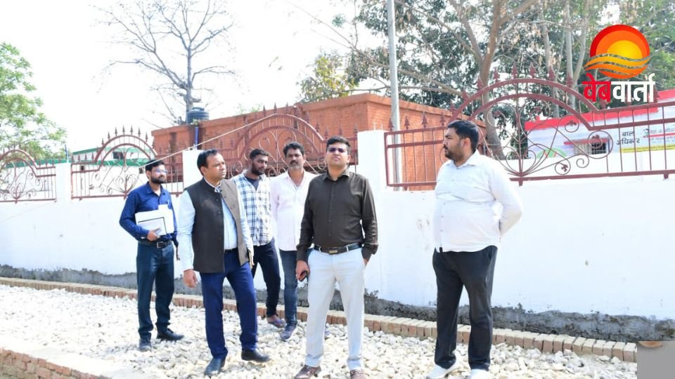 सिद्धार्थनगर पकड़ी निर्माणाधीन पार्क का निरीक्षण करते डीएम शिवशरणप्पा जीएन