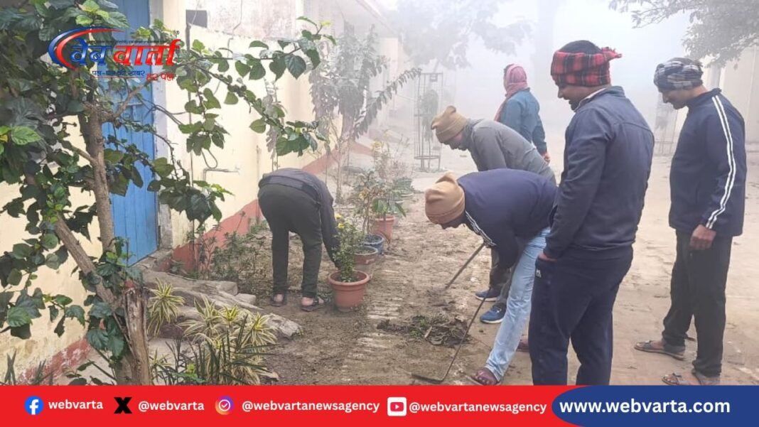 देवरिया में स्वच्छता अभियान के दौरान श्रमदान करते पुलिसकर्मी