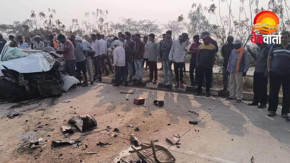 धमतरी में राष्ट्रीय राजमार्ग पर हुई सड़क दुर्घटना का दृश्य